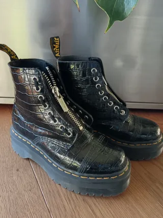 Stivali Dr. Martens neri effetto coccodrillo