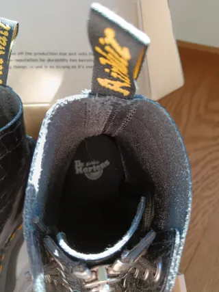 Stivali Dr. Martens neri effetto coccodrillo