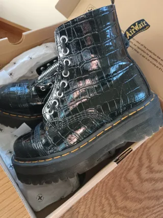 Stivali Dr. Martens neri effetto coccodrillo