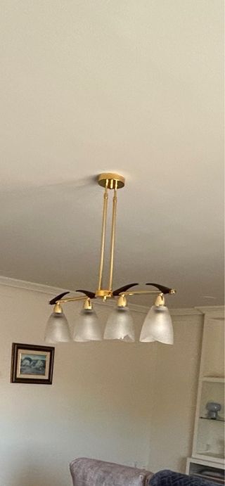 Lámpara de comedor dorada y transparente