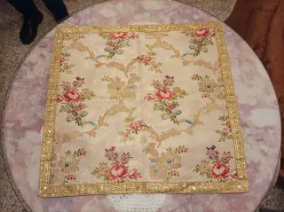 Paño cubrecaliz floral con borde dorado