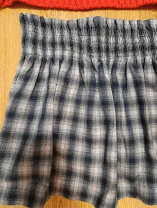 Conjunto naranja y falda cuadros