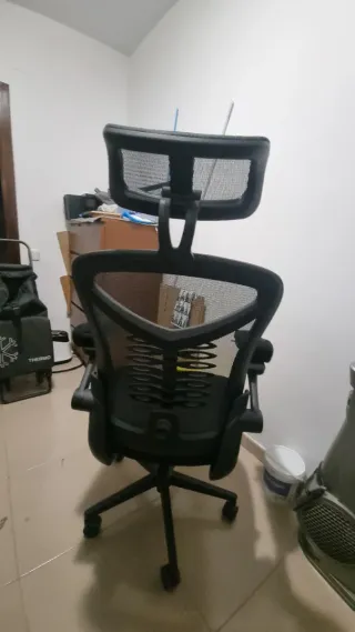 Silla ergonómica negra de oficina