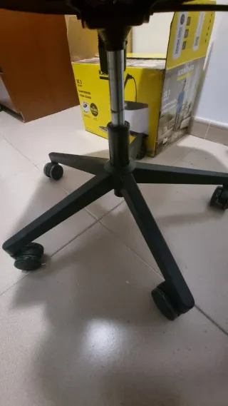 Silla ergonómica negra de oficina