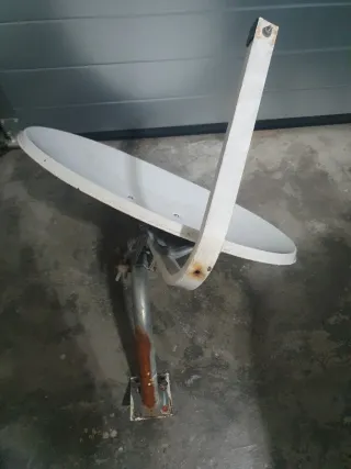 Antena parabólica con soporte