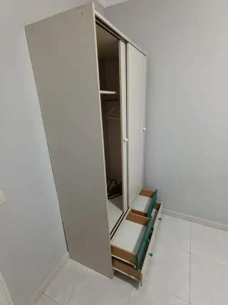 Armario blanco y verde con cajones.