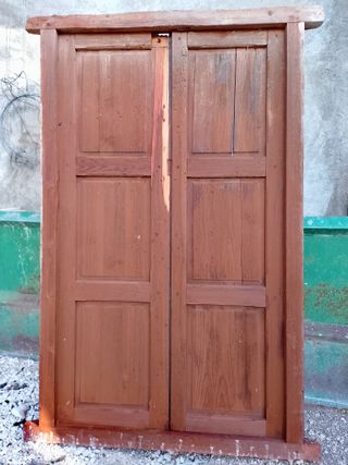 Ventana madera y reja antigua