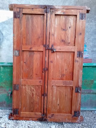 Ventana madera y reja antigua