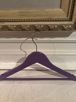 Perchas infantiles rosas y moradas