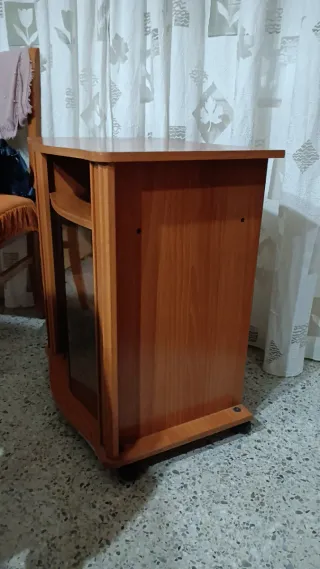 Mesa de madera y cristal