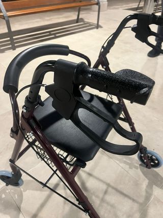 Andador 4 ruedas con cesta y frenos