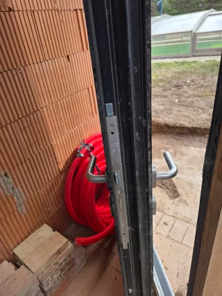 Puerta de aluminio oscura