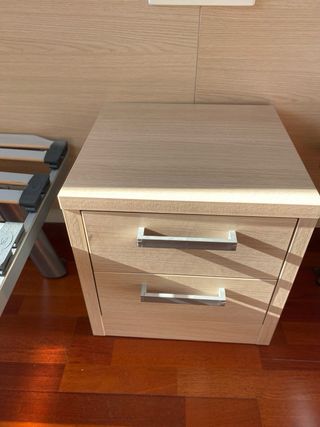 Mesita de noche de madera y metal