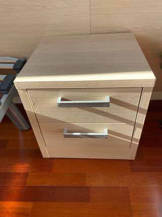 Mesita de noche de madera y metal