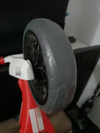 Bicicleta sin pedales roja y blanca