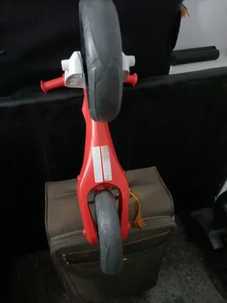 Bicicleta sin pedales roja y blanca