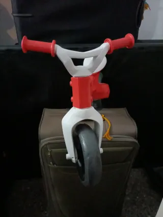 Bicicleta sin pedales roja y blanca