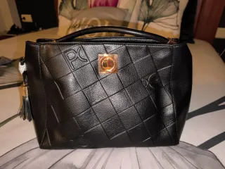 Bolso Negro Cuadrado con Logo Dorado