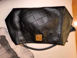 Bolso Negro Cuadrado con Logo Dorado