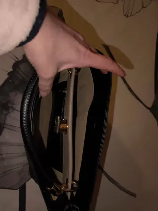 Bolso Negro Cuadrado con Logo Dorado