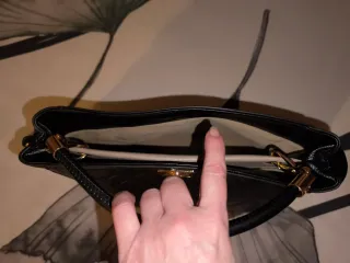 Bolso Negro Cuadrado con Logo Dorado