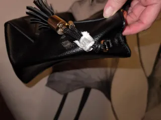 Bolso Negro Cuadrado con Logo Dorado