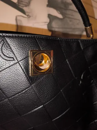 Bolso Negro Cuadrado con Logo Dorado