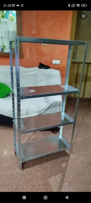 Estantería metálica plateada