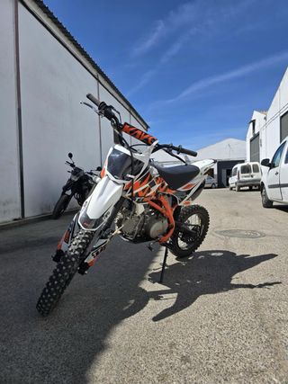 Moto Kayo 160cc Naranja y Blanca