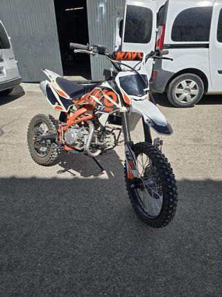 Moto Kayo 160cc Naranja y Blanca