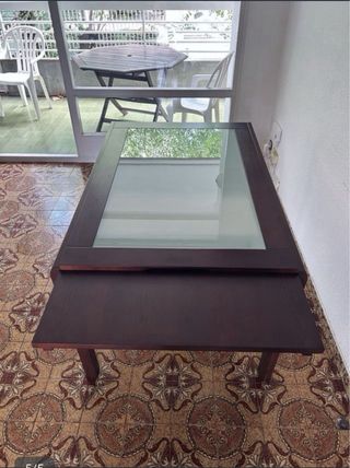 Mesa de comedor de madera y cristal