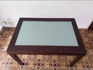 Mesa de comedor de madera y cristal