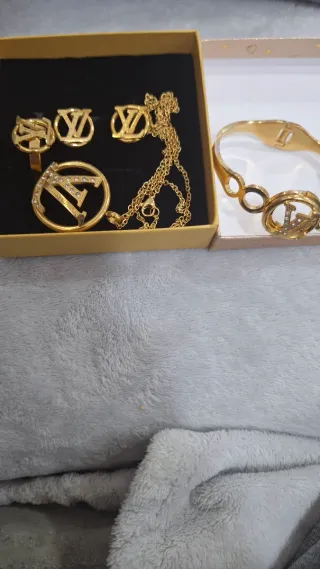 Conjunto Louis Vuitton Dorado