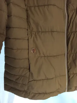 Chaqueta plumífero caqui. Talla L.