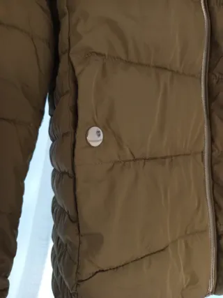 Chaqueta plumífero caqui. Talla L.