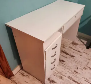 Escritorio blanco con cajones