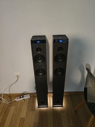 Altavoces negros y marrones