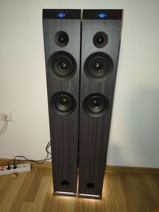 Altavoces negros y marrones