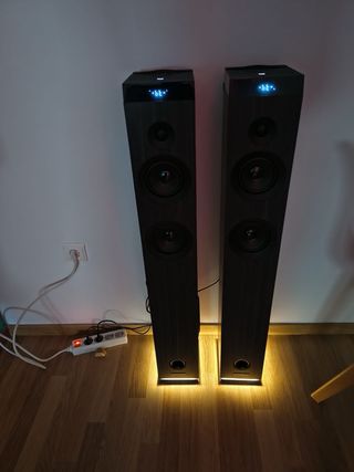 Altavoces negros y marrones