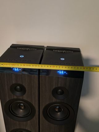 Altavoces negros y marrones