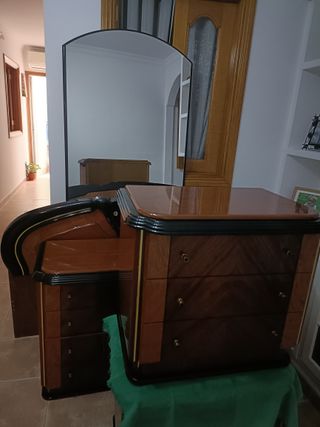 Cómoda, mesitas de noche y espejo