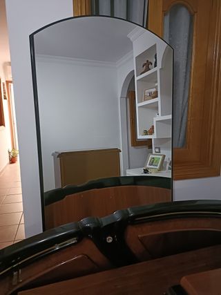 Cómoda, mesitas de noche y espejo