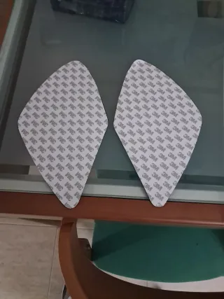 Protector lateral depósito Yamaha MT-07 negro