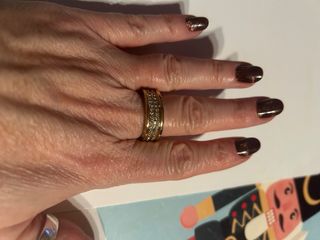 Anello dorato con zirconi