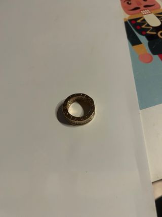 Anello dorato con zirconi