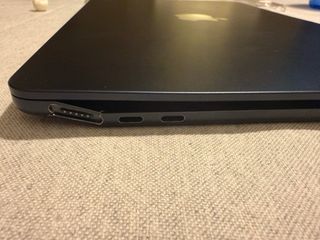 MacBook Air 13 M2 con golpe