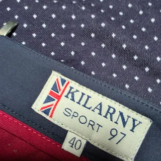 Falda azul con topitos