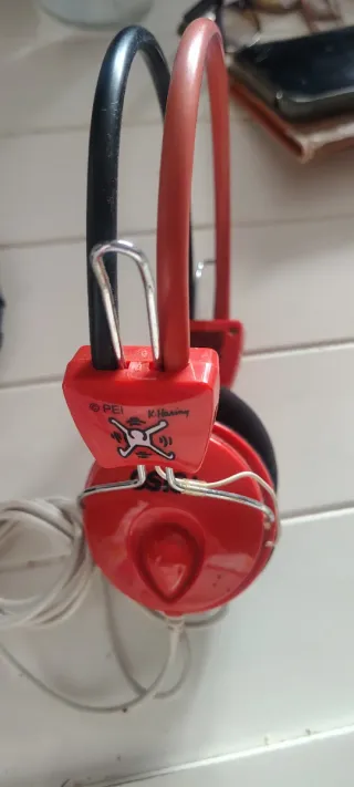 Auriculares negros y rojos