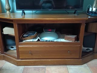 Sofá de cuero y mesa de centro de madera