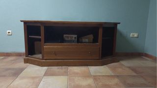 Sofá de cuero y mesa de centro de madera